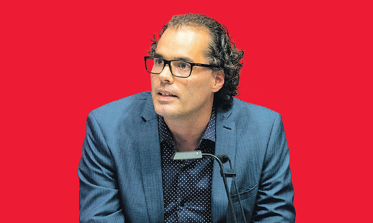 Wethouder Laurens Ivens van de SP tijdens de installatie van nieuwe wethouders en raadsleden in de Amsterdamse gemeenteraad.  Beeld ANP/Jerry Lampen