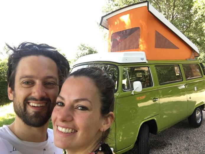 Martijn Peeters en zijn vriendin tijdens een vakantie met de camper.