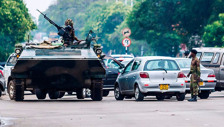 Een pantservoertuig woensdag in Harare. Beeld afp
