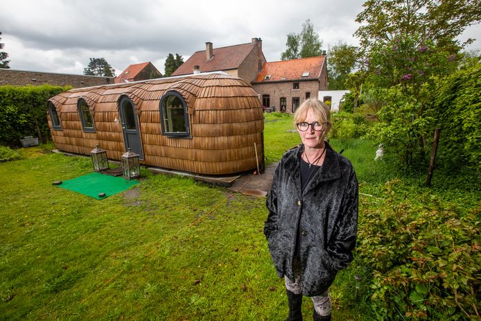 Ann Hollosi (55) is de eerste Hasselaar die een woonunit in haar tuin heeft staan, om te kunnen zorgen voor haar moeder Leona (85).