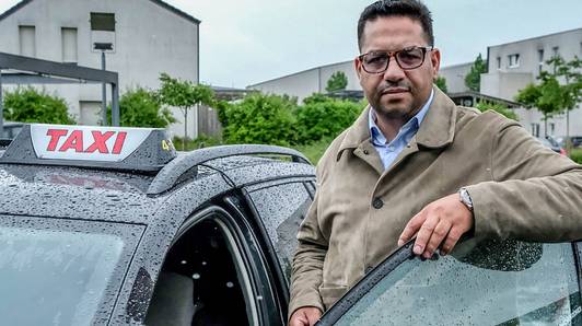 Taxichauffeur Hicham (47) achtervolgt aanrijder op 3 wielen van Kortrijk tot Avelgem: “De gensters spatten op het wegdek”