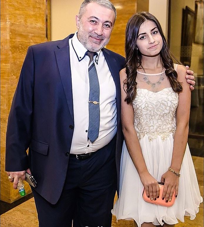 Mikhail Khachaturyan met zijn dochter Angelina.