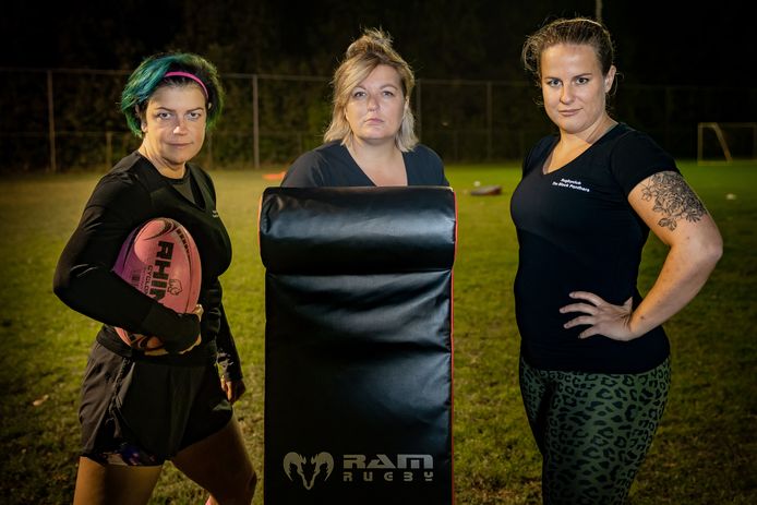Gwen Barth, Wilke Huberts en Ilse Jansen poseren met een roze rugby - gewonnen via een actie op social media - en een trainingsattribuut om te leren tackelen.