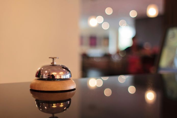Bij de receptie van een hotel in Heerenveen zijn twee medewerkers mishandeld.