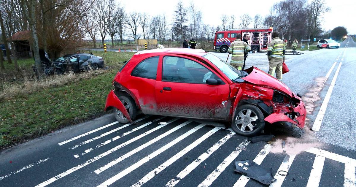 Oosterringweg bij Bant afgesloten na flinke botsing tussen autos: één gewonde.