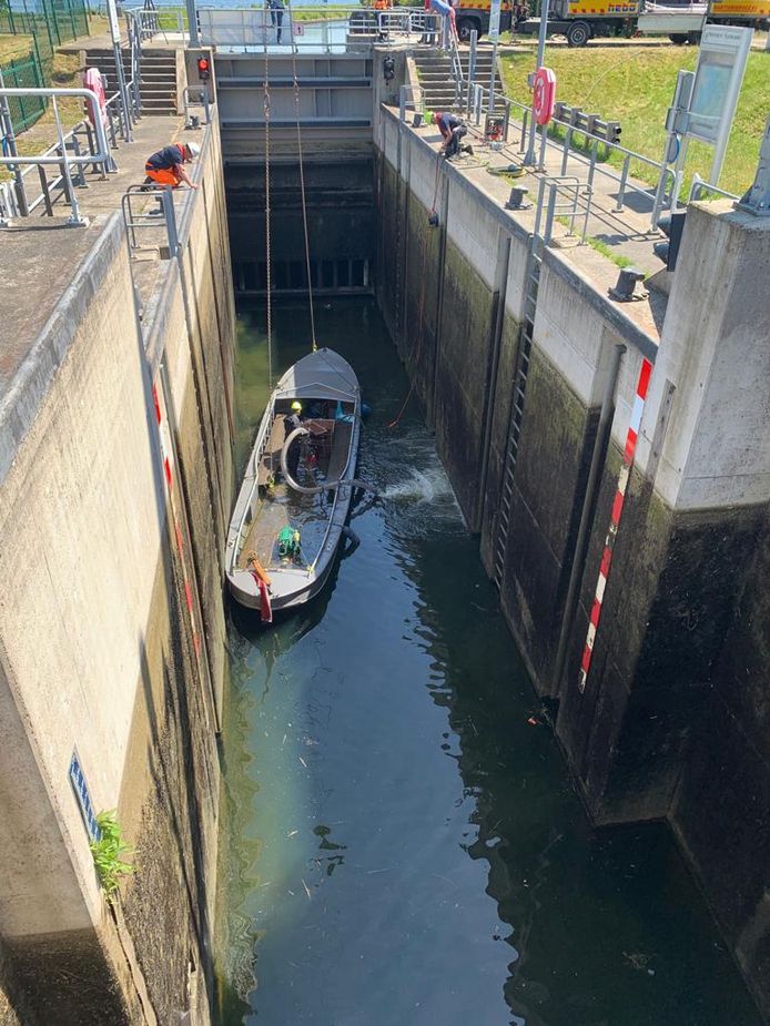 blub, daar gaat je bootje: Zeewolder sluis dicht klassiek | Flevoland | destentor.nl