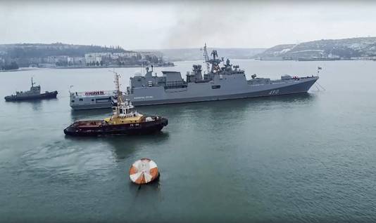 Foto ter illustratie. Een Russisch marineschip in de Zwarte Zee. 