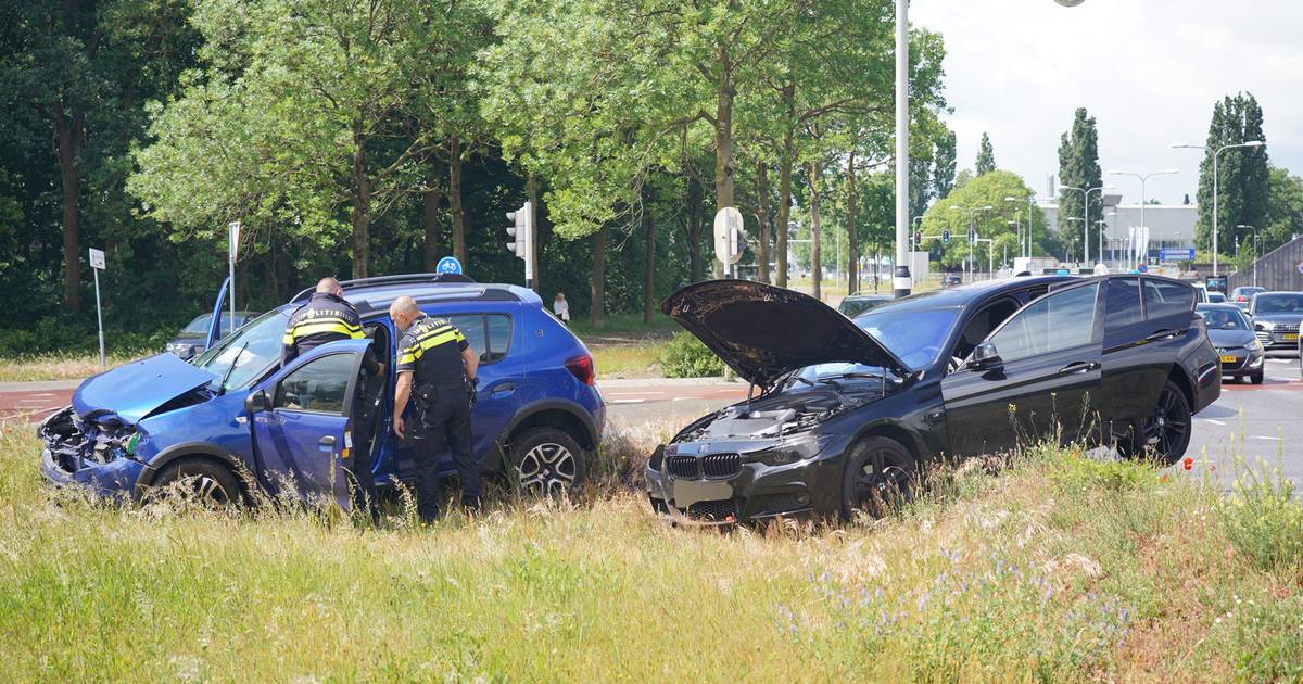 Twee autos total loss bij ongeluk in Nijmegen, ‘mogelijke derde betrokkene doorgereden’.