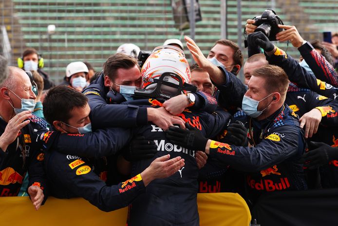 Het team van Red Bull Racing viert de overwinning van Max Verstappen in Imola.