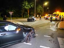Harde botsing tussen twee auto’s zorgt voor ravage op Otterloseweg in Apeldoorn