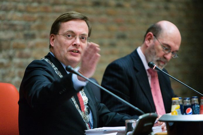 Burgemeester Stefan Huisman tijdens een raadsvergadering, geflankeerd door de toenmalige raadsgriffier.