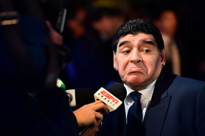 Argentinian former player Diego Maradona gives an interview as he arrives for The Best FIFA Football Awards ceremony, on October 23, 2017 in London. / AFP PHOTO / Glyn KIRK