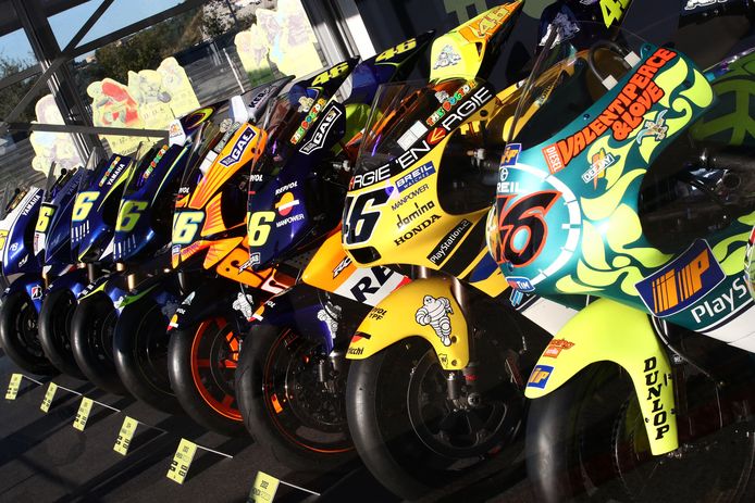 Dans le paddock, les neuf motos de ses titres trônaient côte-à-côte depuis jeudi, quand il les a chevauchées pour la photo et pour se rappeler au bon souvenir de sa domination (1997 en 125cc, 1999 en 250cc, 2001 en 500cc, 2002 à 2005 puis 2008 et 2009 en MotoGP).