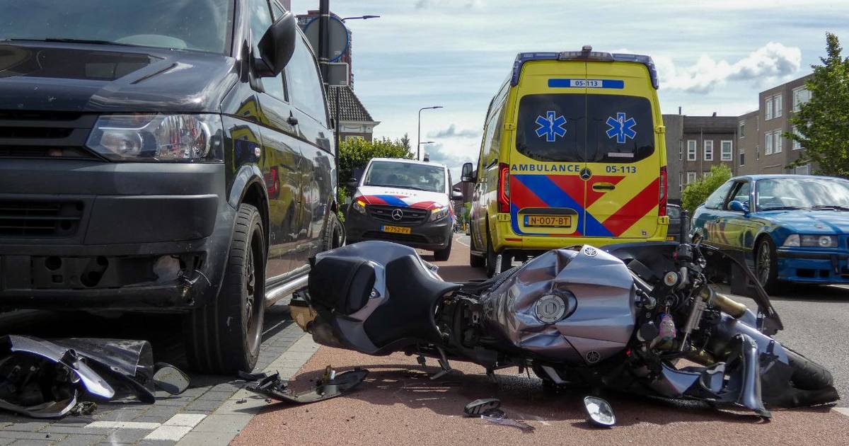 Motorrijder raakt gewond bij ongeval op Oldenzaalsestraat in Enschede.