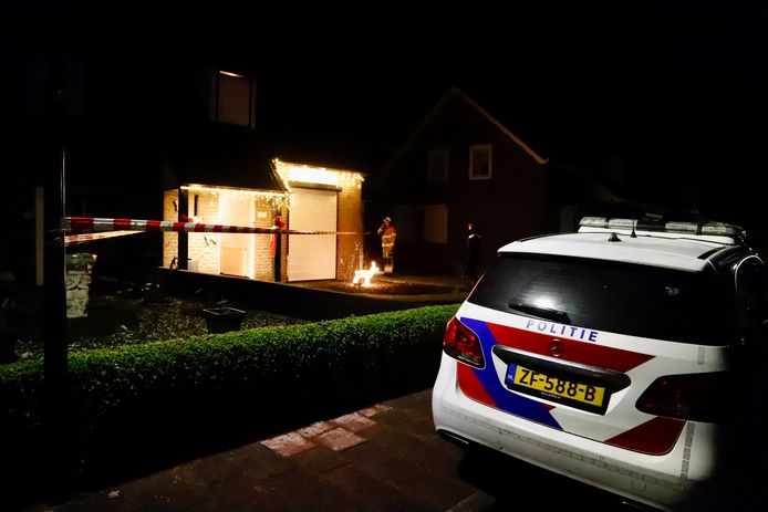 De politie doet onderzoek bij de woning.