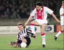 Jari Litmanen in duel met Didier Deschamps in de CL-finale van 1996 tegen Juventus.
