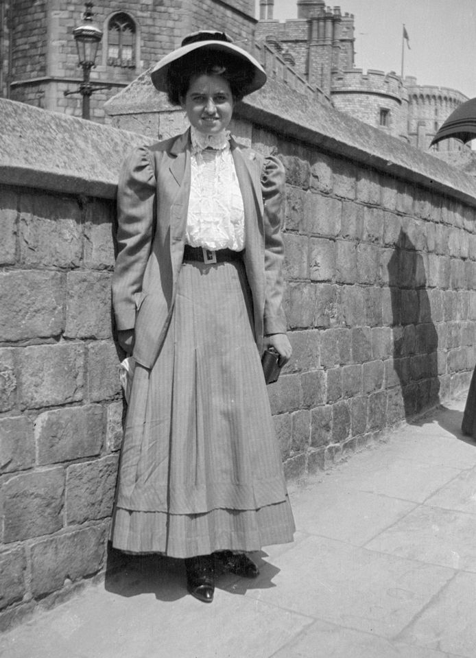 Rose Fitzgerald poseert in 1908 aan Windsor Castle in Windsor, Berkshire, England.