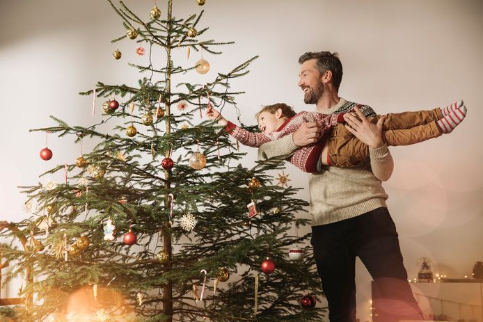 Waarom versieren we de kerstboom met glanzende kerstballen?