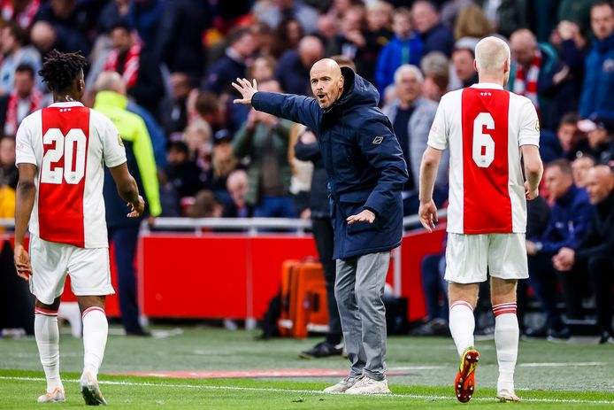 Erik ten Hag geeft instructies.