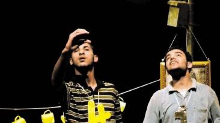 Ahmed Sirhan, 22 (l.) en Ali Moehanna, 21, tijdens een voorstelling. (Soehair Karam) Beeld 