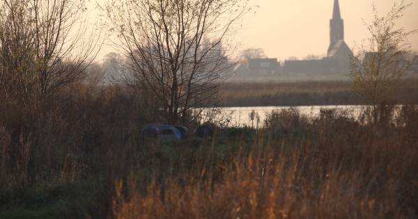 Blauwe vaten met onbekende inhoud liggen weken in natuurgebied Hemelrijkse Waard - BD.nl
