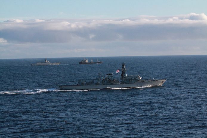 De Britse HMS Portland houdt de twee Russische schepen in de gaten.