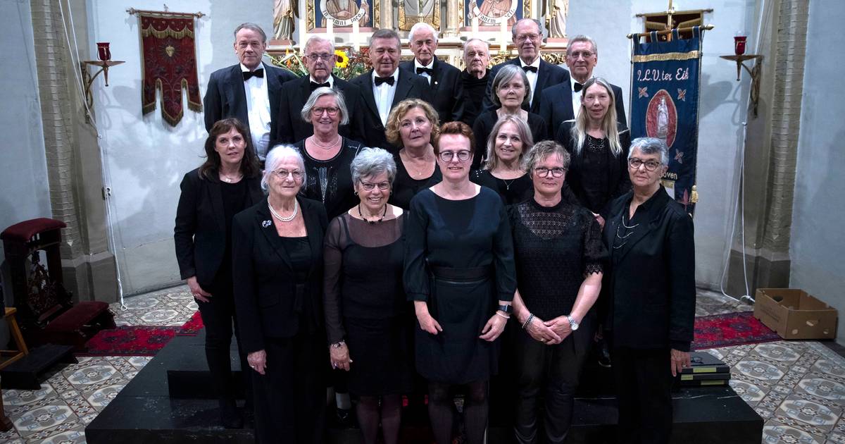Het gouden Sint-Servatiuskoor gaat nog kwiek de trap op om de mis in Westerhoven te zingen