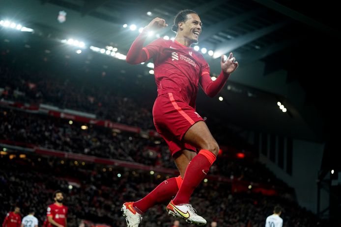 Virgil van Dijk juicht nadat hij in de 93ste minuut nog de 6-0 heeft gemaakt.