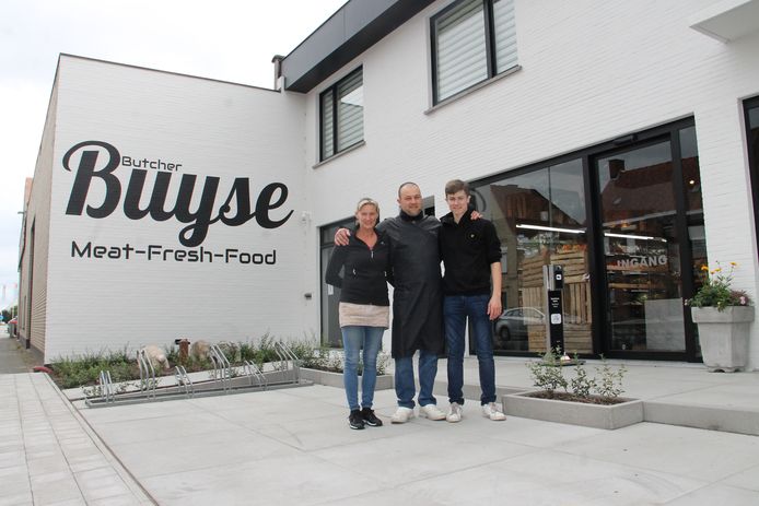 Slager Bart Buyse, zijn vrouw Nathalie en zoon Lewie bij de nieuwe zaak in de Oostrozebekestraat in Ingelmunster. Hun zaak was de vorige keer de ambassadeur voor de 'Ik koop lokaal'-campagne.