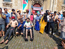 Na het beëindigen van de honger- en dorststaking worden de sans-papiers buiten de Begijnhofkerk op applaus onthaald.
