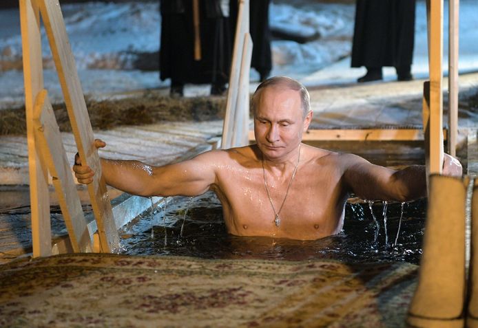 De president dompelde zichzelf, omringd door orthodoxe religieuzen, in ontbloot bovenlijf onder in het ijswater van het Seliguermeer, in het noordwesten van Moskou, bij een temperatuur van -5 graden.