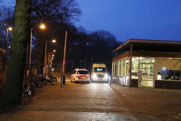 Hulpdiensten aan de poort van het asielzoekerscentrum Overloon na een vechtpartij.