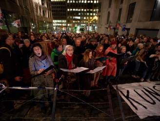 Betogers zingen aan Vlaams parlement in koor tegen besparingsbeleid