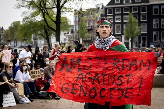 Demonstranten voor de Stopera, tijdens een spoeddebat in de Amsterdamse gemeenteraad over de pro-Palestijnse protesten op het terrein van de Universiteit van Amsterdam (UvA) en het optreden van de politie.