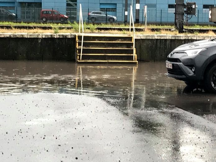 De stationsparking in Dendermonde liep onder water door de hevige regenval.