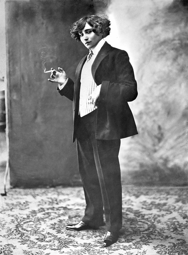 De Franse schrijfster Colette (1873-1954), in de fotostudio van Henri Manuel. Beeld Roger-Viollet