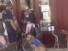 Une femme en fauteuil roulant et son chien se voient refuser l’accès à un café: “Une humiliation honteuse”