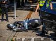 Een jongen op een scooter is zondagmiddag geschept door een auto aan de Bart de Lichtstraat in Nuenen.