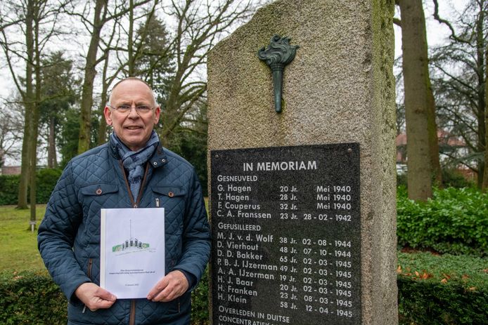 Gerrit Storteboom is mede-initiatiefnemer van de uitbreiding van het oorlogsmonument Park 40-45 in Nunspeet. Trots toont hij de brochure met het ontwerp op de cover.