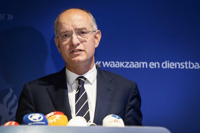 Onno van Veldhuizen, burgemeester van Enschede tijdens de persconferentie