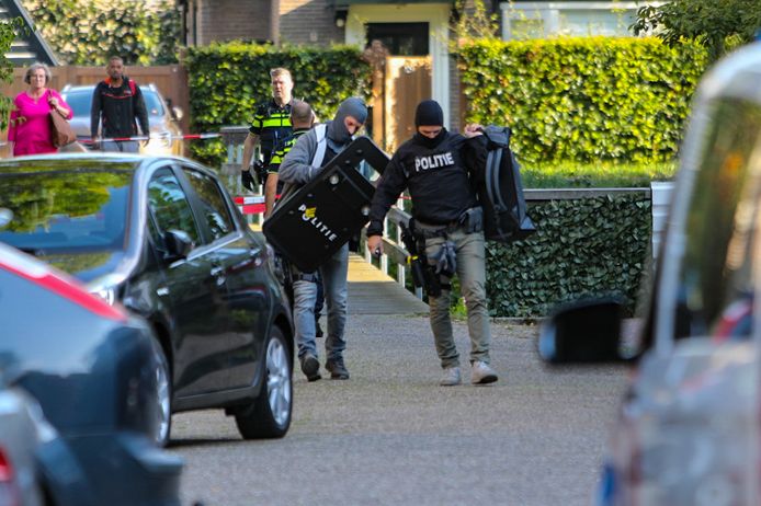 Het politie-arrestatieteam van de politie overmeesterde donderdagavond een mogelijk gewapende man in een Apeldoornse woonwijk.