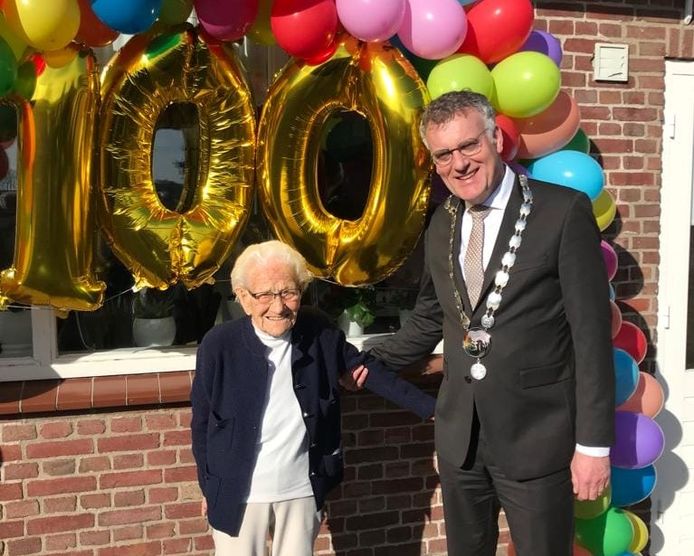 Burgemeester Janssen feliciteert Mien Vermeer met haar 100e verjaardag