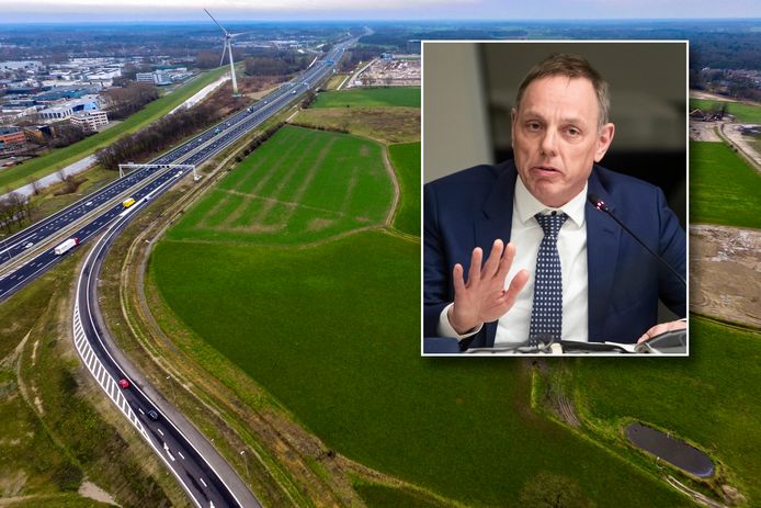 De A1 bij Deventer. Burgemeester Ron König is bang dat de weg de komende jaren dichtslibt door de grootschalige woningbouw in de regio.