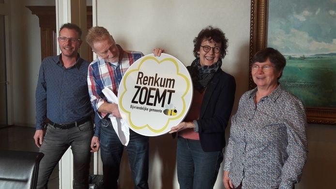 Bart Bakker, Frans van Korlaar, wethouder Wendy Ruwhof en Ineke Puijk met het bord dat hoort bij het uitroepen van de gemeente Renkum tot bij-vriendelijke gemeente.