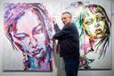 Jan Molenaar bij twee kunstwerken van de Oekraïense kunstenares Viktoriia Kartashova.