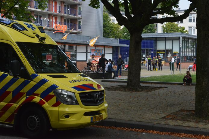 Een man is vanmiddag in zijn arm gestoken op het Heeswijkplein in Den Haag.