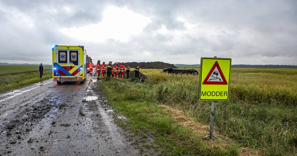 Voertuig raakt van gladde weg en belandt in greppel op Tweekarspelenweg in Bellingwolde