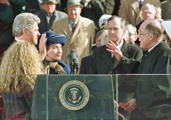 George Bush senior, de 41e president, kijkt terwijl president Bill Clinton de eed aflegt op 20 januari 1993. Het was toen aangenaam en zonnig weer.