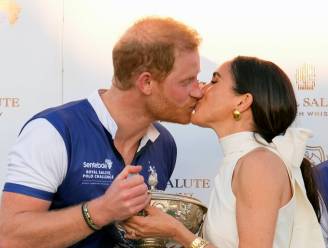 De liefde spat ervan af: Meghan Markle beloont prins Harry met dikke zoen na overwinning in polomatch