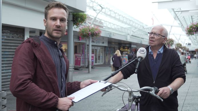 Met een knipoog naar het nieuws gaat presentator Roel Maalderink de straat op om mensen te vragen naar hun mening.
